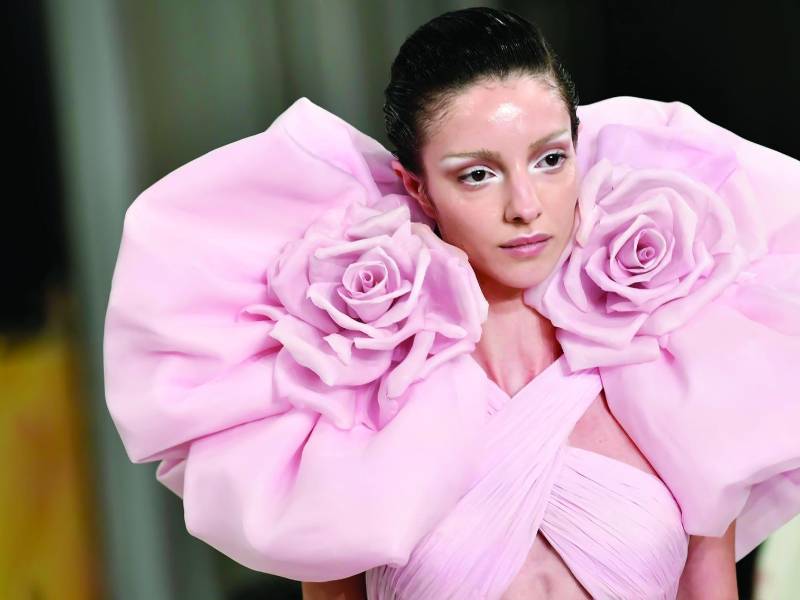 El minimalismo regresa en primavera, por lo que este delineado blanco de la pasarela de Giambattista Valli, lo debemos poner en práctica. ¿Te parece muy simple? Compleméntalo con una cola tupida, top knot o moño huge.