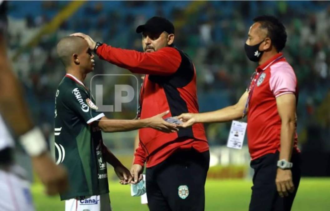 Martín 'Tato' García, entrenador del Marathón, felicitando al joven de 18 años, Isaac Castillo, quien debutó en la Liga Nacional con el club verdolaga en este partido ante Honduras Progreso. Ya había debutado el martes en el juego de la Liga Concacaf.