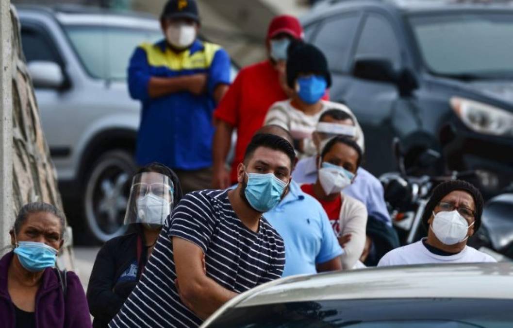 Hondureños hacen fila para recibir asistencia médica fuera del triaje de la Universidad Católica en Tegucigalpa en medio de la nueva pandemia de coronavirus. AFP