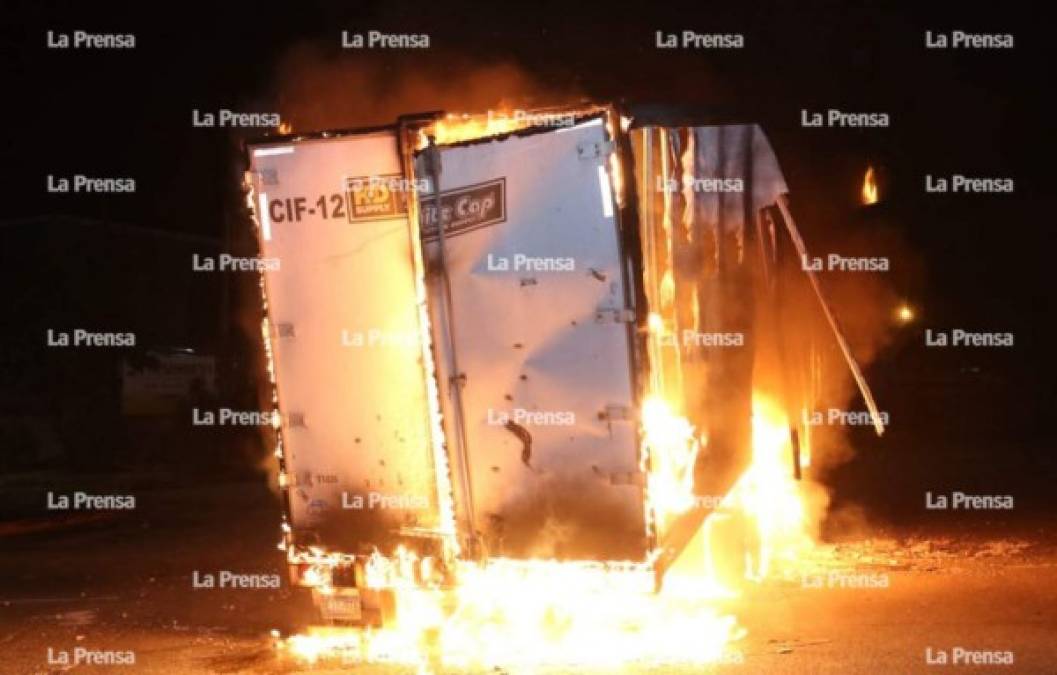 FOTOS: Agentes pidieron refuerzos para disipar a encapuchados que quemaron furgón en la 33 calle