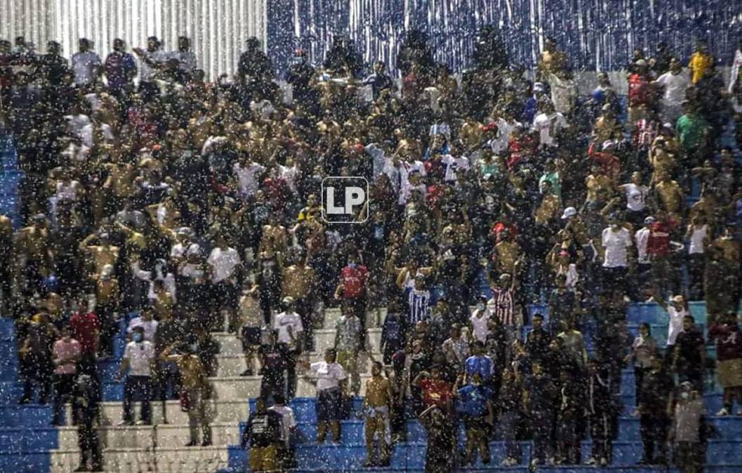 Pese a la lluvia, un buen grupo de aficionados del Olimpia apoyaron al equipo contra el Motagua.