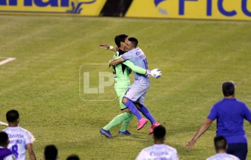 Héctor Castellanos fue el primero en llegar a celebrar con el héroe Jonathan Rougier tras clasificar a la final.