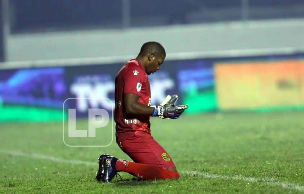 Luis ‘Buba‘ López agradeciendo a Dios tras el partido.