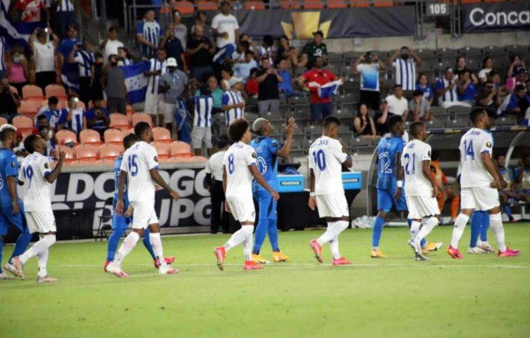 La salida de los equipos de Honduras y Panamá al campo del BBVA Compass Stadium.