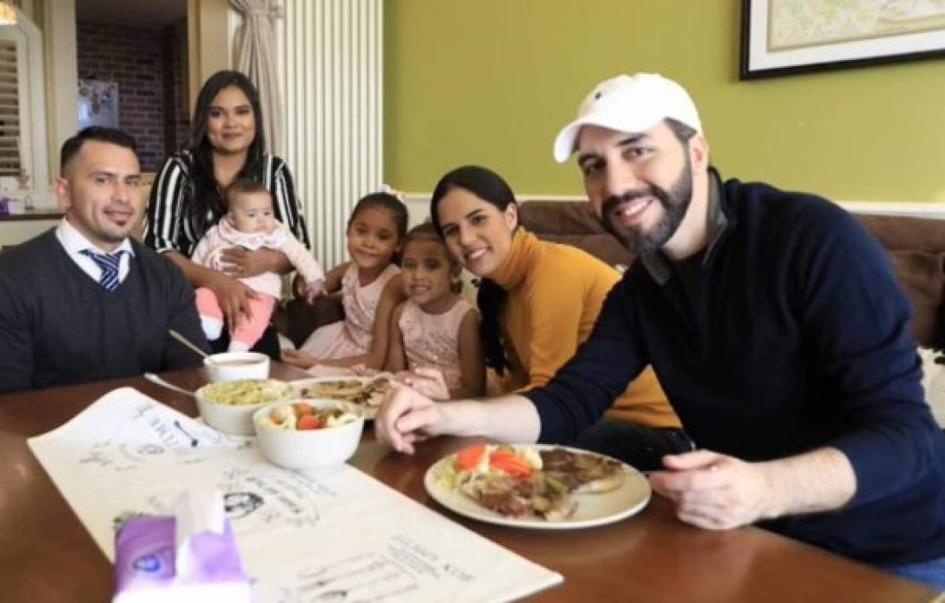 El mandatario de 37 años de edad fue aplaudido en redes sociales por su 'humildad' y su noble gesto de aceptar la invitación a cenar de la familia salvadoreña.