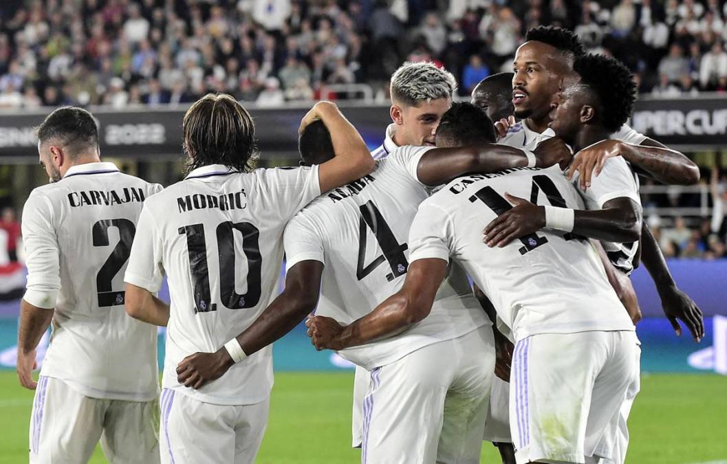 Los jugadores del Real Madrid felicitando a David Alaba tras su gol.