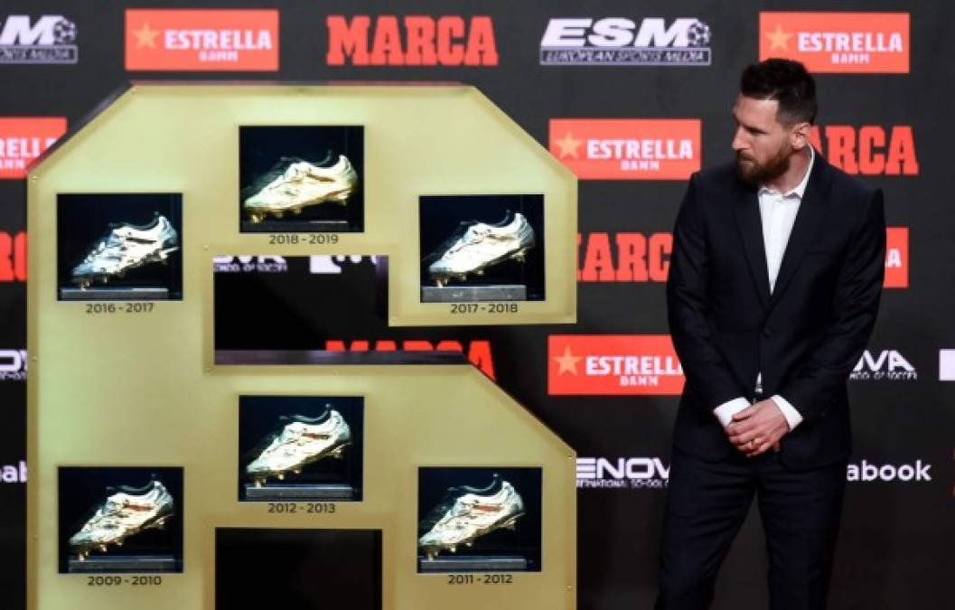 Messi observando sus seis Botas de Oro.