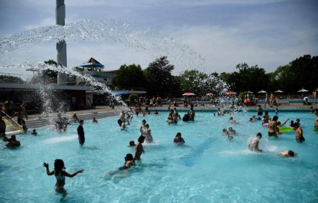 En París, que como todas las grandes ciudades se convierten durante episodios caniculares en burbujas de calor debido al cemento, a las actividades humanas y a la falta de árboles, los residentes tomaban por asalto las piscinas municipales de la ciudad.