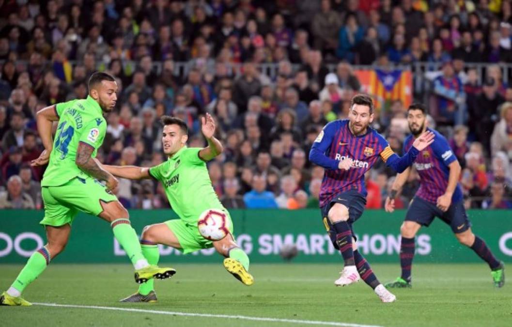 Messi entró en el segundo tiempo para hacer esto. El argentino, con este zurdazo, marcó el gol del triunfo 1-0 sobre el Levante. Foto AFP