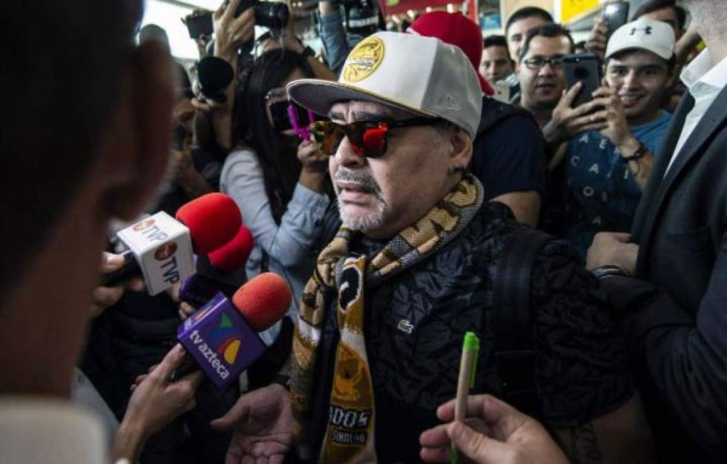 Escondido detrás de unos lentes de tonos rojizos, con una gorra y camiseta de color oscuro y sin afeitar, Maradona fue amable con los tripulantes de la nave que lo trajo desde Buenos Aires y saludó al personal de la Terminal Aérea, aunque no salió al exterior y fue inaccesible a los medios. FOTO AFP.<br/>