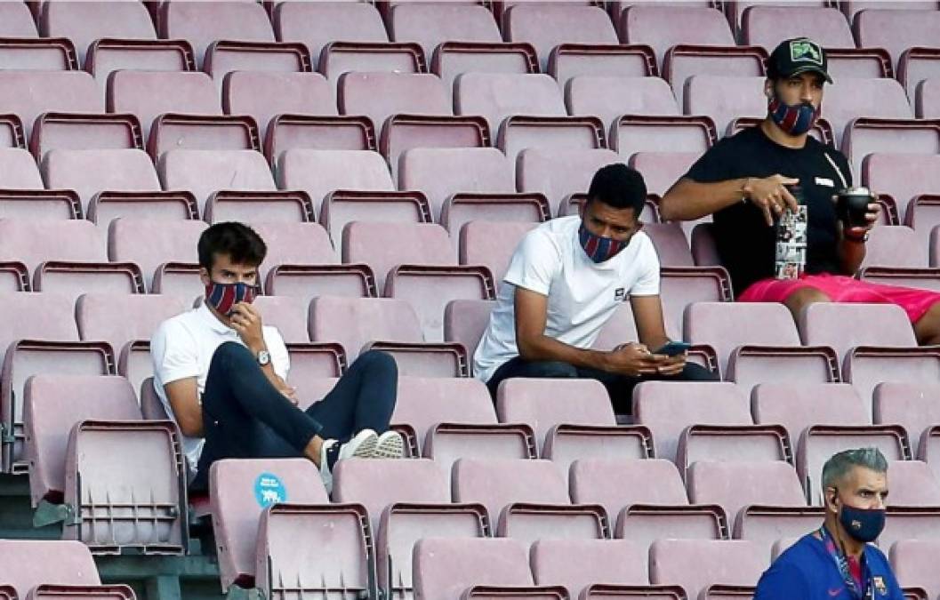 Riqui Puig (izquierda) y Luis Suárez estuvieron en la grada durante el partido.