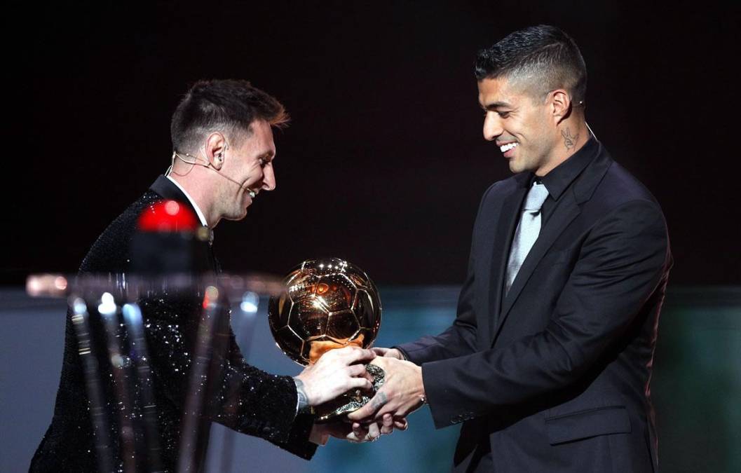 Messi recibió una gran sorpresa al momento de su premiación. Su gran amigo Luis Suárez subió al escenario para entregarle el Balón de Oro 2021.