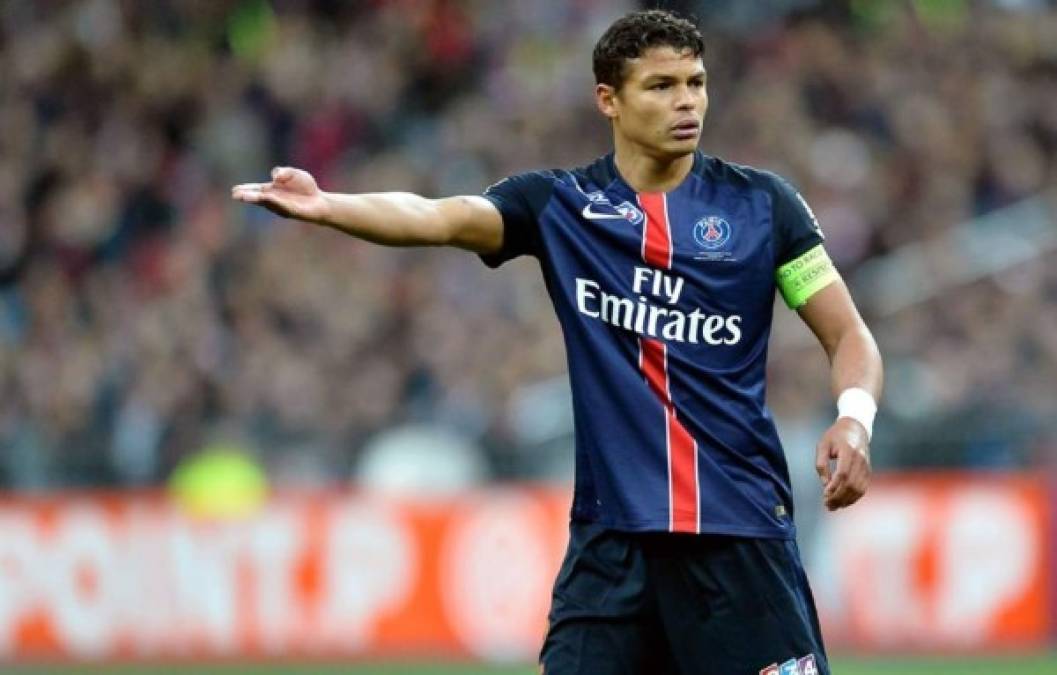 Thiago Silva le hizo una petición económica al PSG antes de fichar por el club parisino. El brasileño pidió que el Paris Saint Germain pagara los 2.5 millones de euros que el jugador debía a la Hacienda italiana.