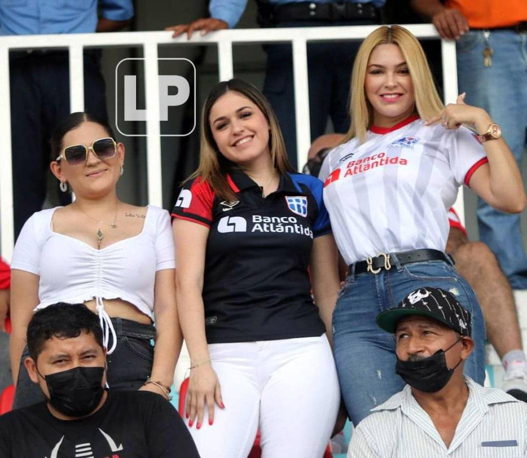 Las guapas aficionadas del Olimpia que adornaron el Clásico ante Real España.