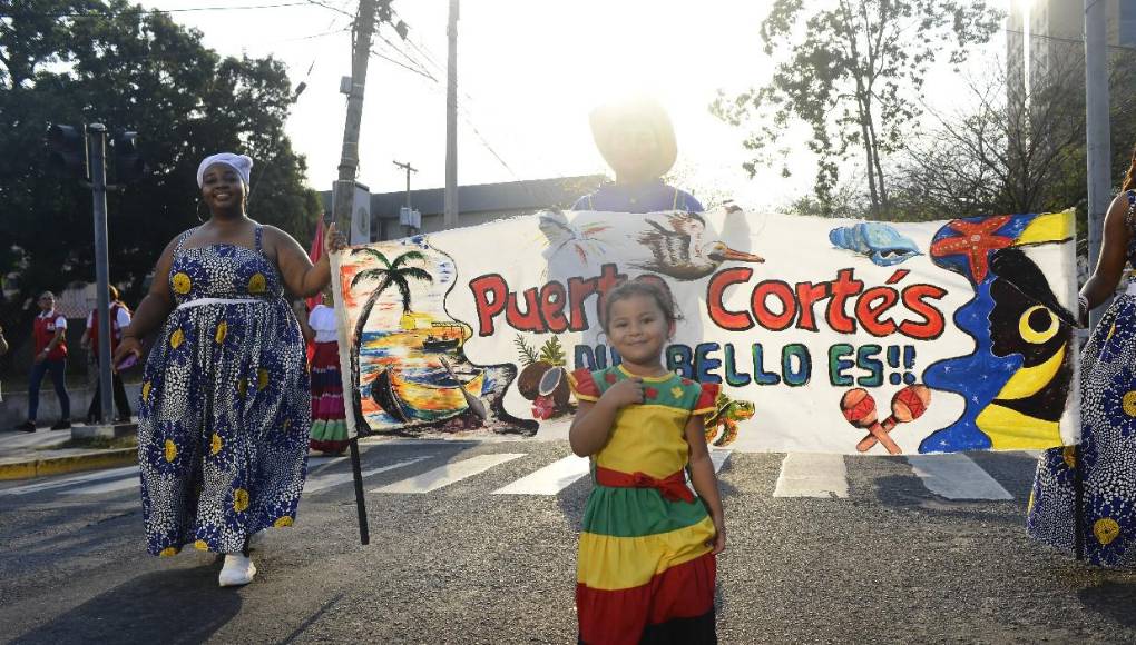  Artistas, estudiantes de actuación, la Universidad Pedagógica Nacional Francisco Morazán y el instituto José Trinidad Reyes se sumaron al desfile de comparsas para festejar el Día Mundial del Teatro 2024.