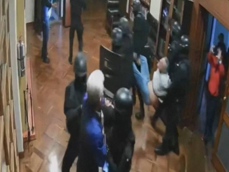 Un video difundido por el Gobierno de México muestra el momento en que varios policías se llevaron por la fuerza al exvicepresidente Glas de la embajada en Quito.