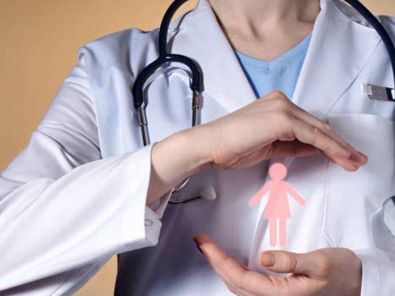 Las mujeres tienen más probabilidades de sufrir un infarto y tener infecciones del tracto urinario.