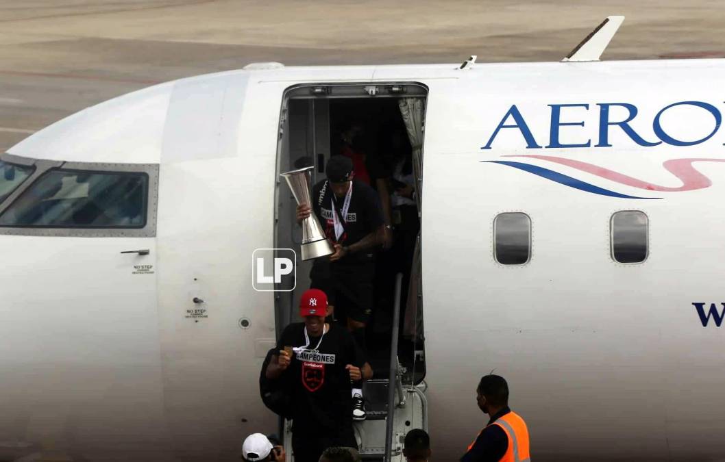 El brasileño Gabriel Araújo Carvalho fue el encargado de bajar la Copa del avión.