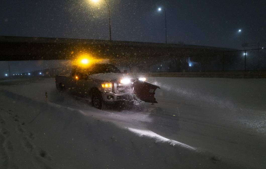 Decenas de miles de kilómetros de la ruta Interestatal 90 están cerrados para el tránsito en el suroeste de Minnesota debido a las nevadas y la baja visibilidad, y en Utah la Policía estatal ha respondido a más de 230 colisiones de vehículos.