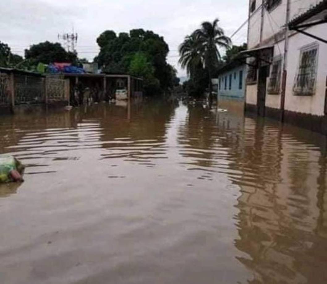 El jugador Darwin Bermúdez publicó en sus redes sociales que el agua se metió a su casa que se ubica en la ciudad de La Lima.