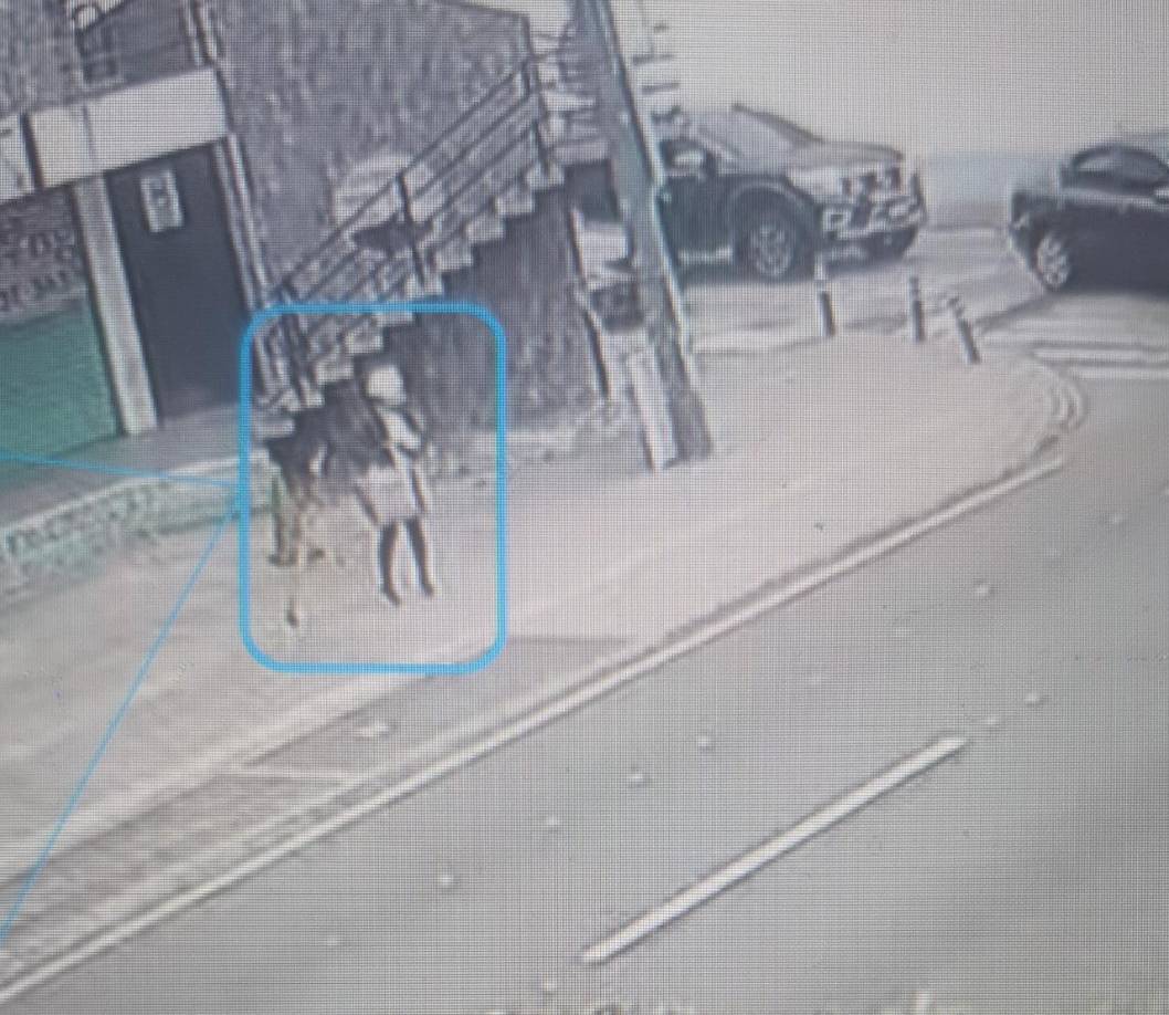 Luego, ambas personas ingresaron nuevamente al hospital, ahora Susana iba disfrazada como enfermera.