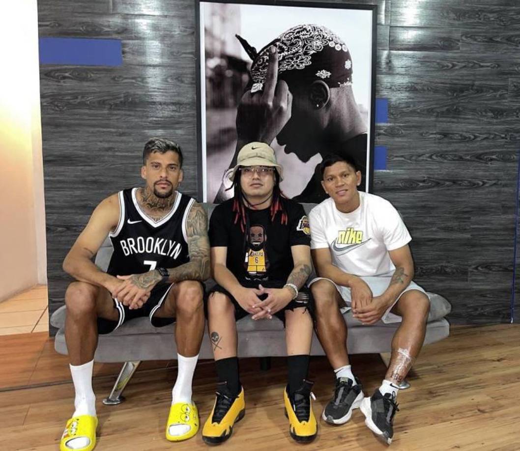 Delman era el tatuador de varios jugadores del Olimpia y de algunas personalidades de la farándula hondureña. Aquí con los jugadores del Olimpia Gabriel Araujo y Bryan Moya.