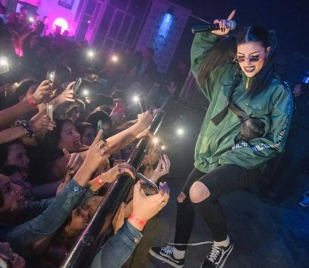 Ni Bad Bunny ni Cazzu han confirmado los rumores de un noviazgo, sin embargo, los seguidores de ambos cantantes ya dan por hecho el compromiso entre la pareja.