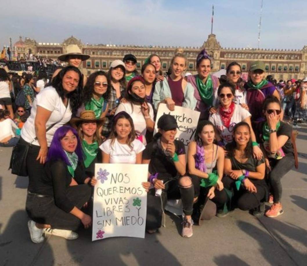 En la marcha estuvieron personalidades como Camila Sodi , Rebecca Jones, Mon Laferte, Joy Huerta, Zuria y Marimar Vega, Regina Blandón, Andrea Legarreta, Macarena Achaga, Paulina Goto y Fernanda Castillo, Natalia Lafourcade, Guadalupe Pineda, Susana Zabaleta, Anette Michel, Ximena Romo y Gaby de la Garza, entre otras.