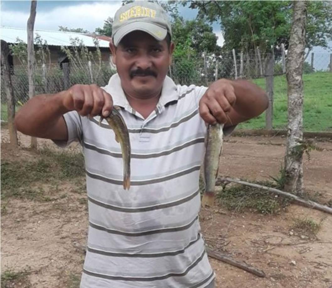 En la gráfica, Lucio Pérez, mostrando lo que le dejó la lluvia.