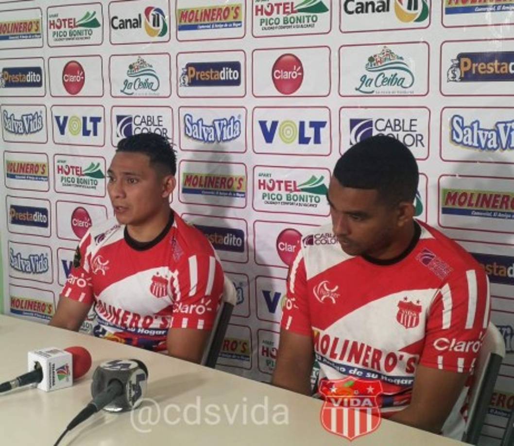 El lateral izquierdo Carlos 'Mango' Sánchez y el portero José Mendoza fueron presentados como nuevos refuerzos del Vida de La Ceiba.