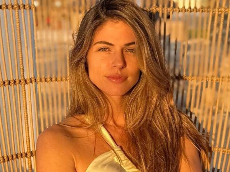 La actriz peruana Stephanie Cayo y el cantante español confirmaron su relación amorosa a través de una serie de fotografías en Instagram.