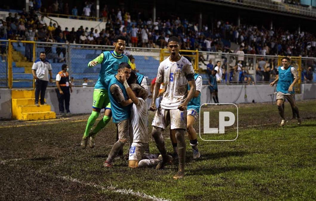 Así celebraron los jugadores hondureños en el lodazal de la cancha del estadio Morazán.