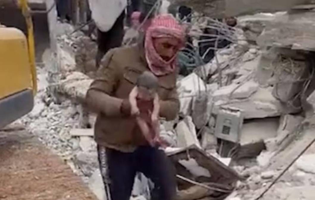 Las desgarradoras imágenes de un padre sosteniendo la mano de su hija fallecida en el terremoto