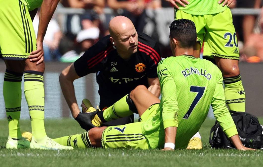 Cristiano Ronaldo fue atendido por los médicos del Manchester United, el portugués pudo seguir en el partido.