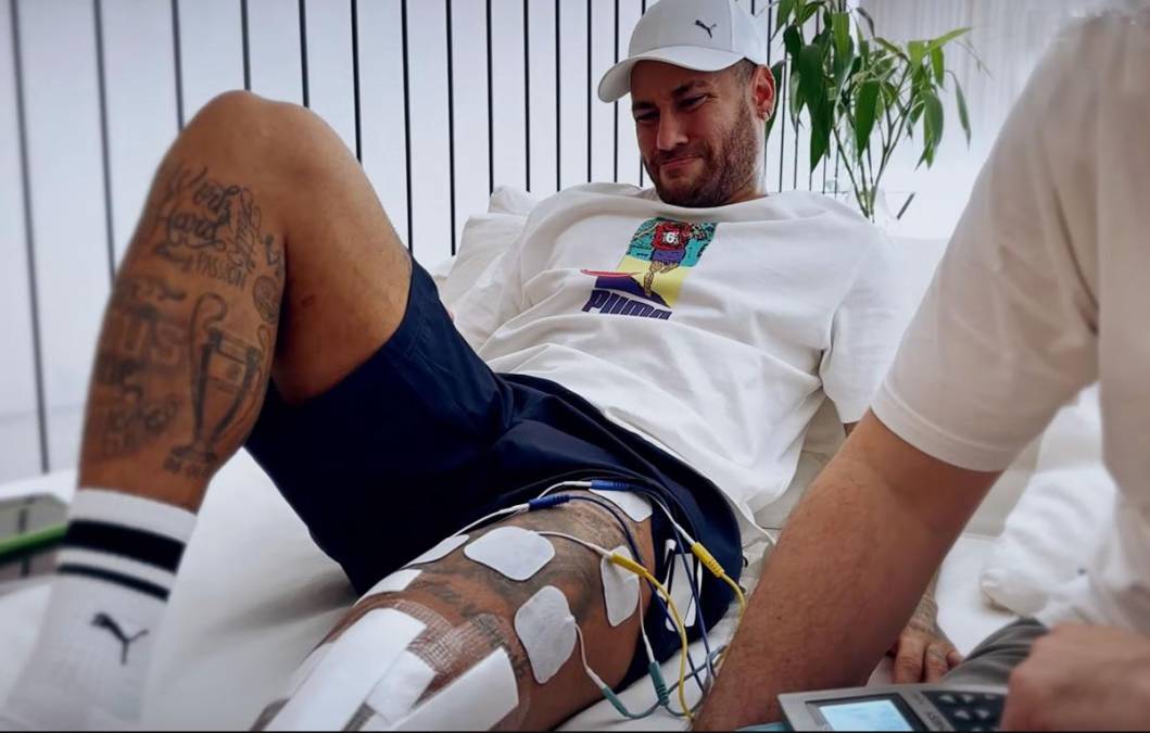 Neymar se recupera en Brasil de una delicada cirugía a la que fue sometido tras sufrir una grave lesión en la rodilla izquierda en el partido del 17 de octubre en que Brasil cayó por 2-0 frente a Uruguay por las eliminatorias del Mundial de 2026.