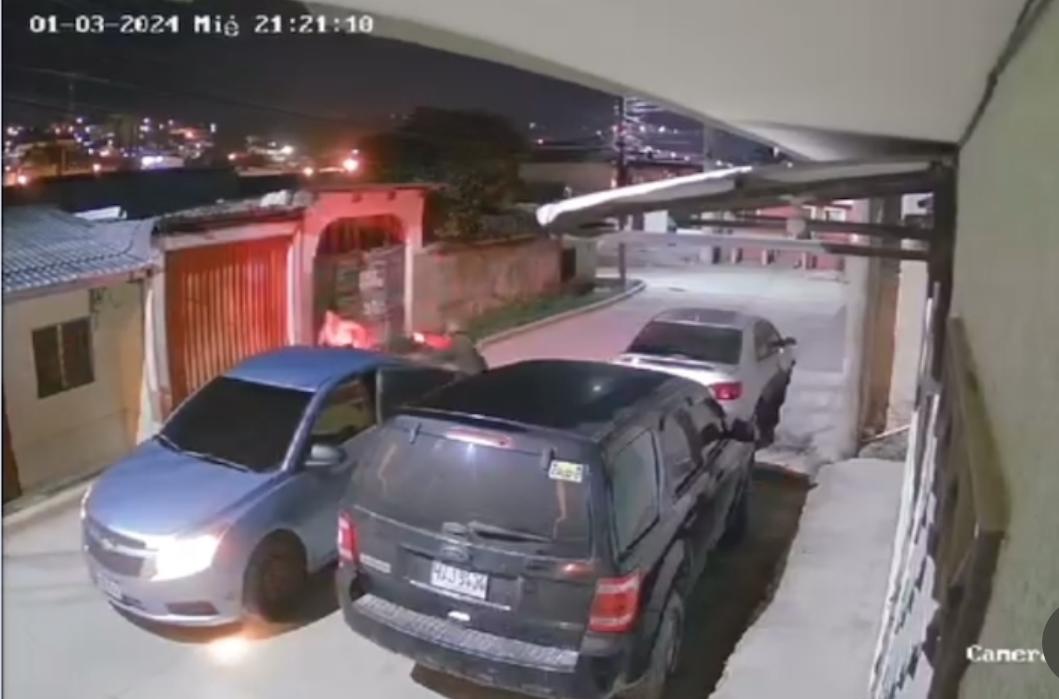 Una cámara de videovigilancia captó el momento en que Ruth Zepeda fue asesinada por sicarios que la interceptaron en una calle del barrio Dolores de Santa Rosa de Copán, Honduras.