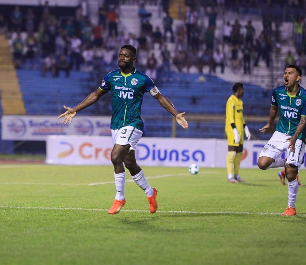 La celebración de Clayvin Zúniga tras marcar el 1-0 del Marathón contra el Olimpia.