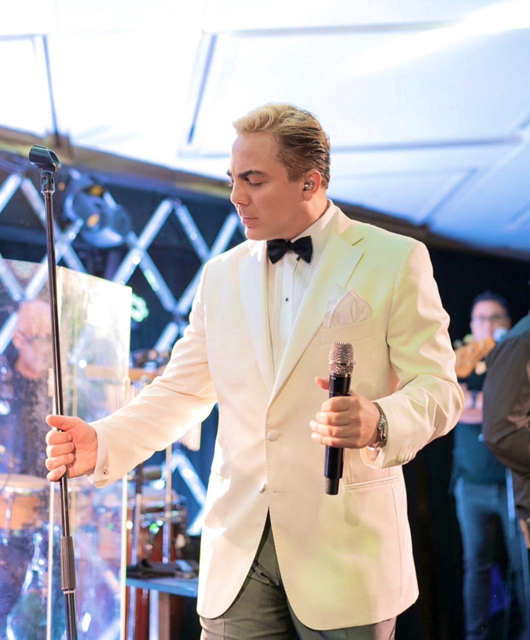 Cristian Castro lleva su lado metalero a un nuevo álbum con La Esfinge
