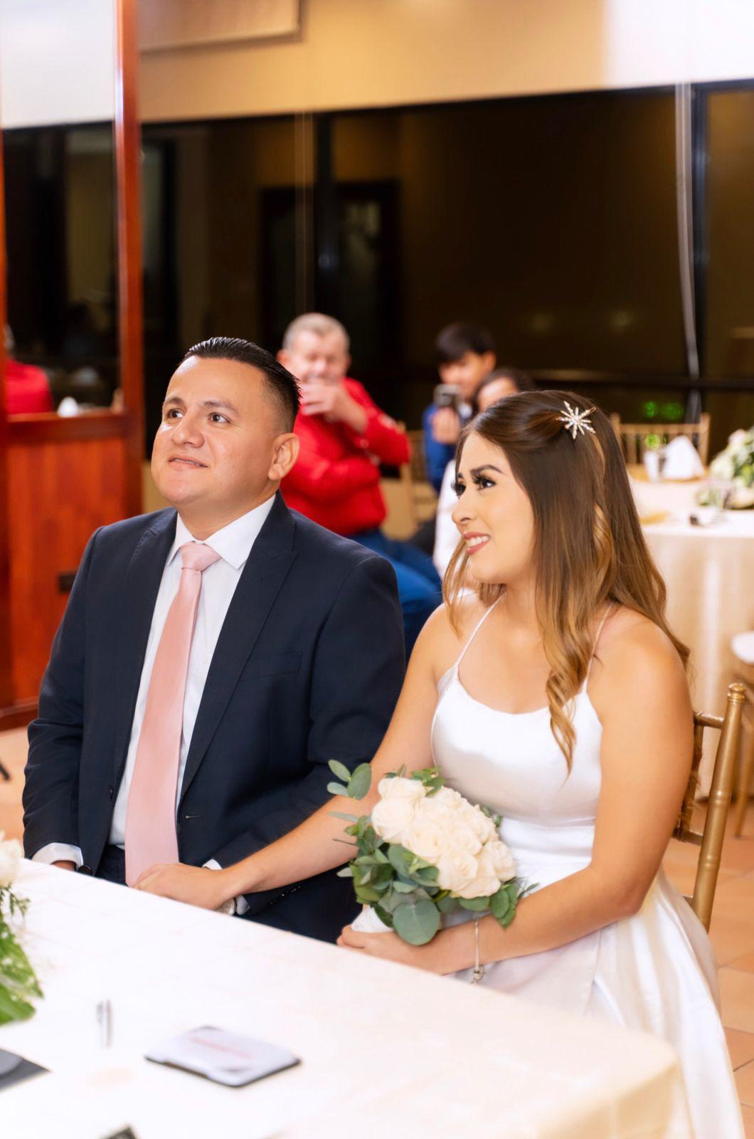 Óscar Funes y Karla López sellan su historia de amor con una íntima boda civil