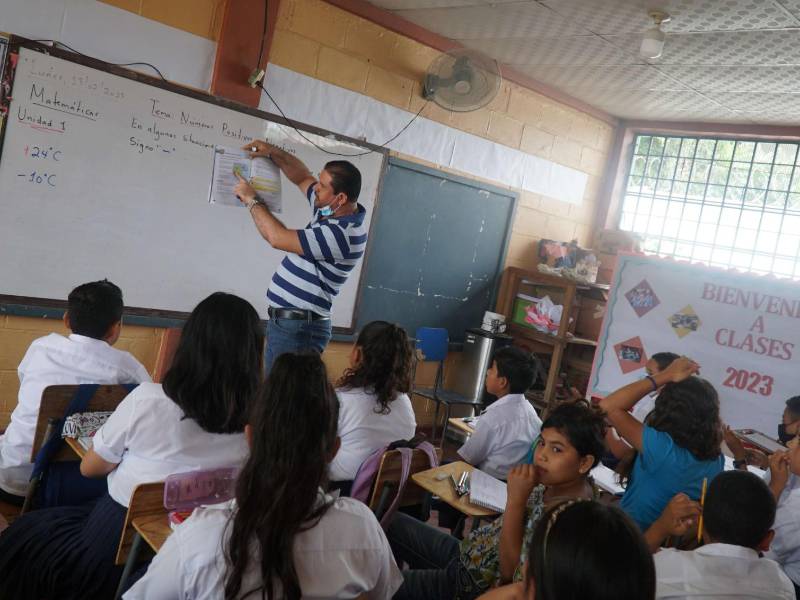 Un maestro durante una clase en una escuela de Chamelecón.