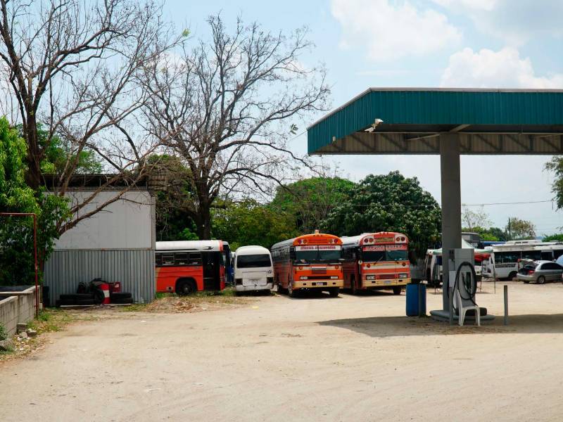 <b><span class=mln_uppercase_mln>Inseguridad.</span></b> Varios buses que viajan al sector de Santa Bárbara están parados en sus planteles.