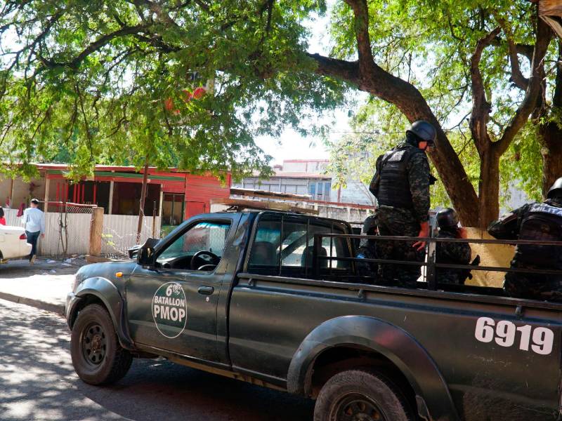 <b><span class=mln_uppercase_mln>seguridad.</span></b> El parqueo de los taxis colectivos de la colonia Fesitranh estaba resguardado ayer por miembros de la Policía Militar.