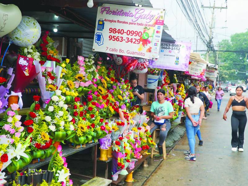Los vendedores están abastecidos por la alta demanda, por lo que muchos trabajan por pedidos a través de redes sociales. Los girasoles y las rosas son las flores más populares, pese a que es temporada de tulipanes, una flor con un costo mayor. Fotos: José Cantarero