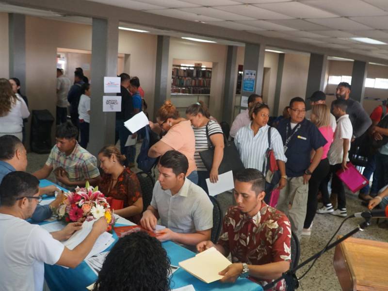 Los que quieren certificarse deben presentar documentos y aprobar los exámenes teóricos y prácticos.