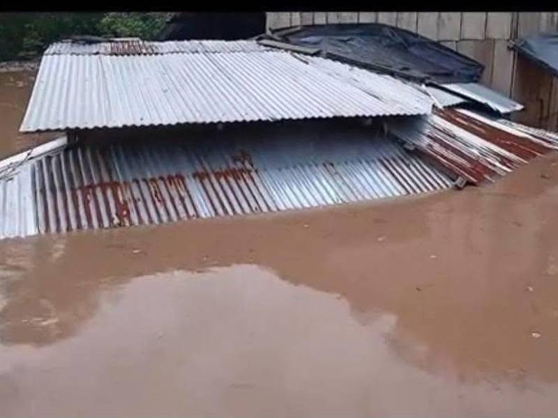 De acuerdo con un informe preliminar, las inundaciones han golpeado con fuerza la infraestructura y ya se reportan unas 18 viviendas dañadas severamente tras ser inundadas por la crecida del río Patuca.