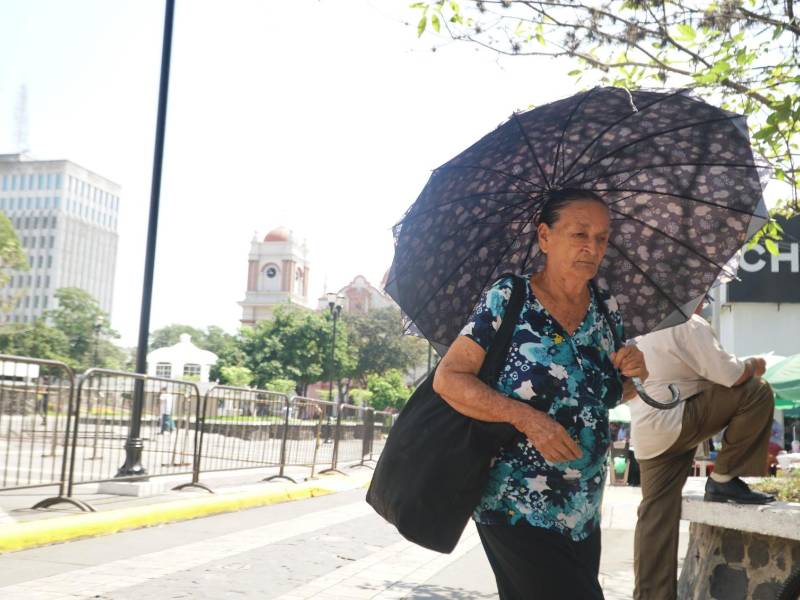 Expertos piden protegerse de los rayos del sol.