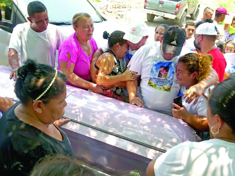 Parientes y amigos dieron ayer el último adiós a Obdulia Molina Rivera.