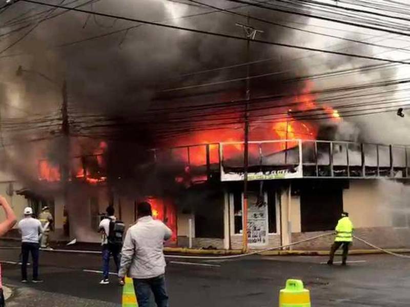 Labor. Pese a la pronta respuesta de los Bomberos, los cuatro establecimientos se quemaron.