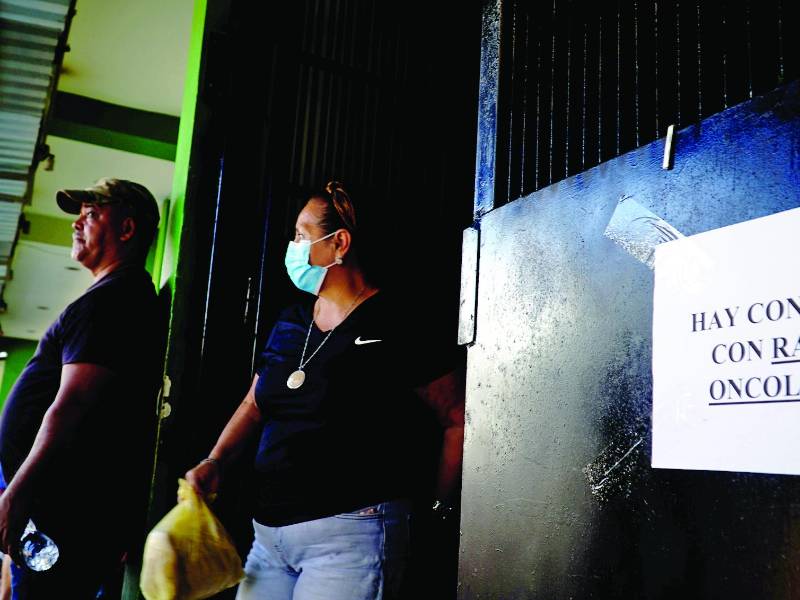 <b>Pacientes acuden a tratamiento en la Liga contra el Cáncer en San Pedro Sula. Foto: LA PRENSA</b>
