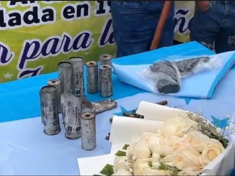El grupo de Quebrada de Arena, que se enfrentó a los agentes policiales el domingo, entregaron a la Policía este lunes el arma de fuego que les habían sustraído durante la refriega, además de las bombas molotov, junto a un ramo de flores, en señal de buscar la paz en la región.